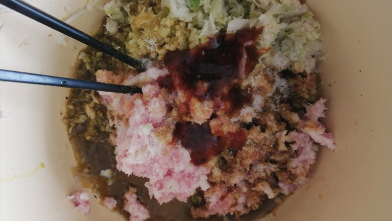 韭菜猪肉馅水饺,肉馅中加葱，姜，<a style='color:red;display:inline-block;' href='/shicai/ 140122'>玉米油</a>，<a style='color:red;display:inline-block;' href='/shicai/ 788'>生抽</a>，花椒，耗油，盐，料酒，<a style='color:red;display:inline-block;' href='/shicai/ 813'>鸡粉</a>，顺着一个方向搅拌均匀。