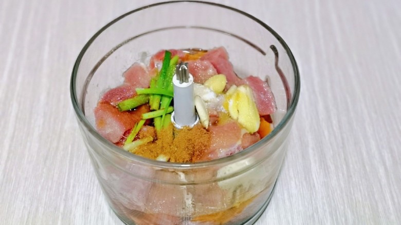 芥菜饺子,按个人口味加入盐,<a style='color:red;display:inline-block;' href='/shicai/ 829'>十三香</a>。