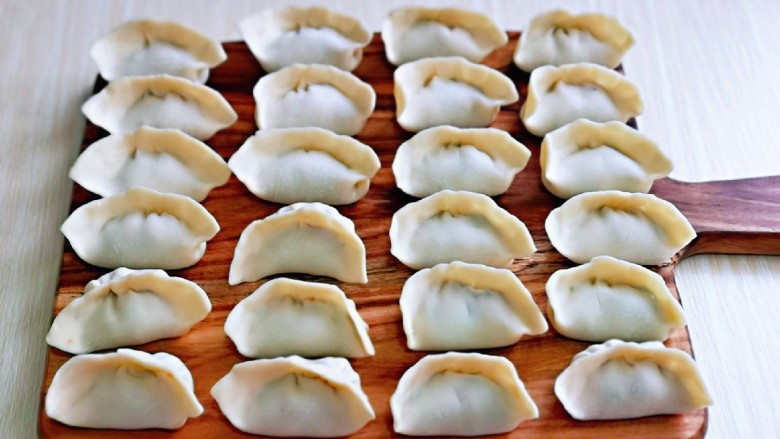 芥菜饺子,依次包完,好几个人一起包的,所以形状不一样哈~