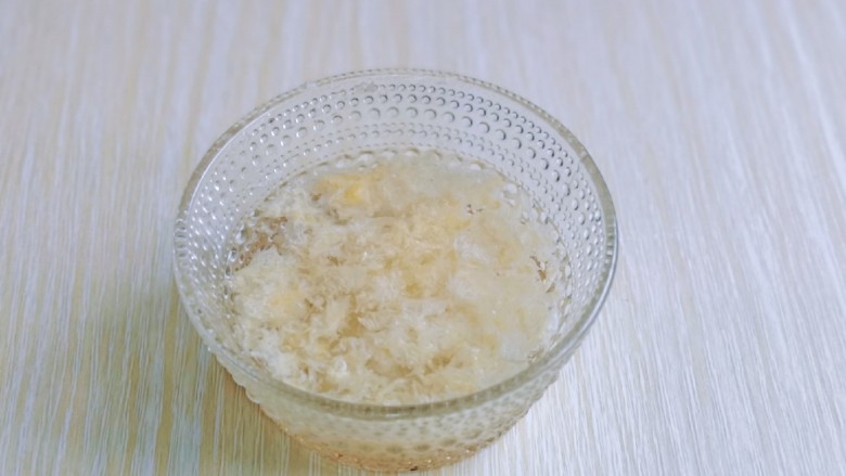 银耳水果羹,银耳冷水冲洗干净,再加入少量水泡2分钟。(这用的银耳是免泡的,所以只泡了2分钟)