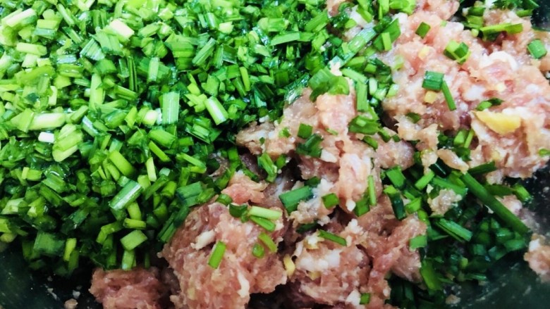韭菜猪肉馅水饺,搅拌好肉馅,加入切好的韭菜。
