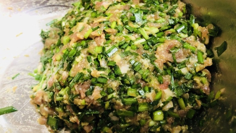 韭菜猪肉馅水饺,搅拌均匀后,尝味道,咸淡正好就可以了。