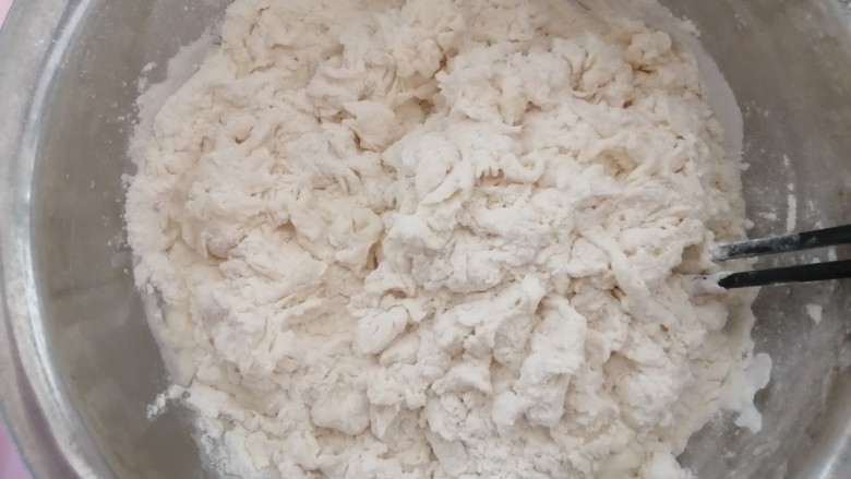 韭菜猪肉馅水饺,和面,把面先加水搅成絮状