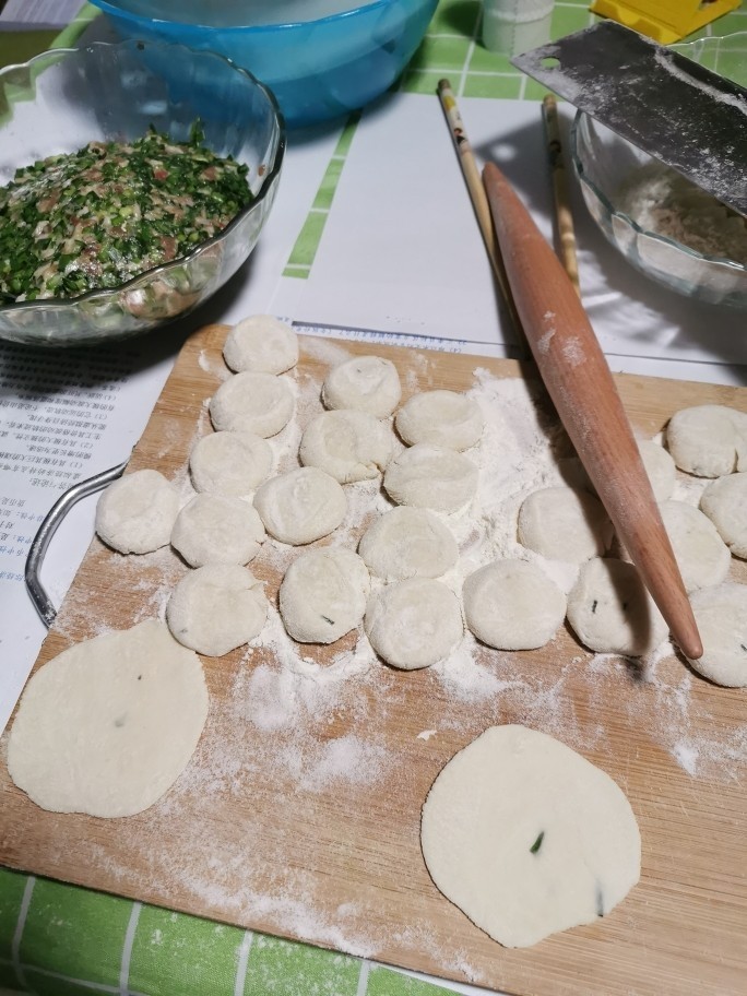 韭菜猪肉馅水饺,压扁,擀皮