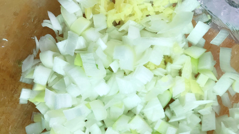芥菜饺子,大葱碎放入碗中，加入姜泥