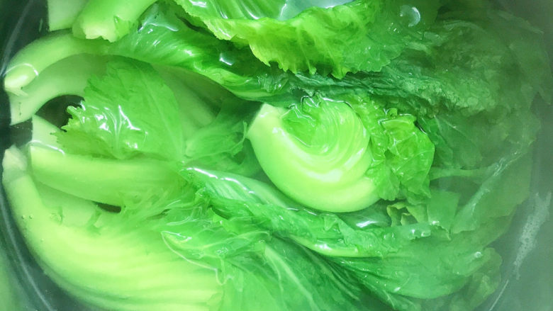 芥菜饺子,放入开水锅中焯水4分钟