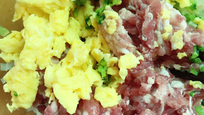 芥菜饺子,锅中放油炒<a style='color:red;display:inline-block;' href='/shicai/ 9'>鸡蛋</a>，炒熟后将<a style='color:red;display:inline-block;' href='/shicai/ 9'>鸡蛋</a>液放入肉馅中