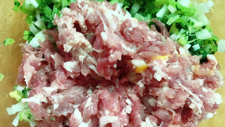 芥菜饺子,加入<a style='color:red;display:inline-block;' href='/shicai/ 34374'>猪肉馅</a>