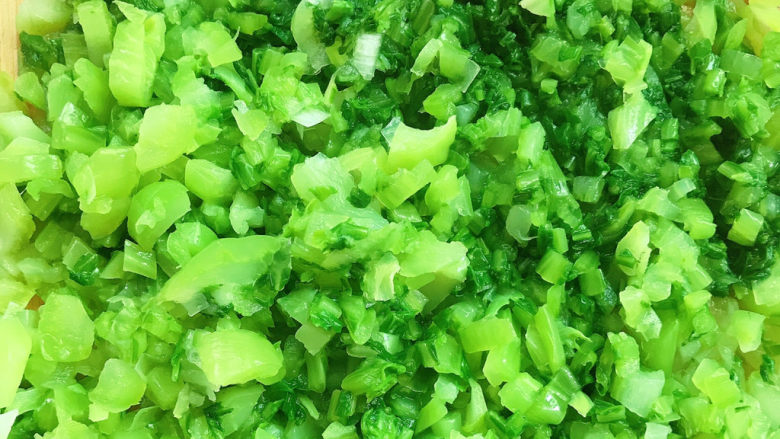 芥菜饺子,捞出过凉水后挤干水份切成末备用。