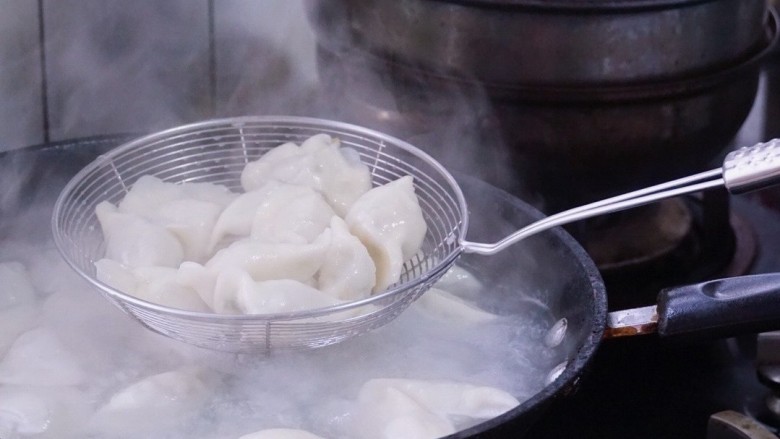 韭菜猪肉馅水饺,开水下锅,水滚啊滚,到饺子肚子大了,漂浮到水面上就熟了