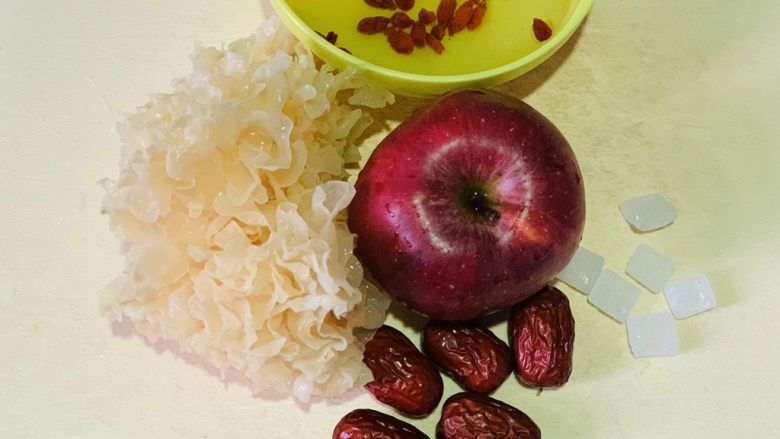苹果银耳红枣汤,准备食材;
