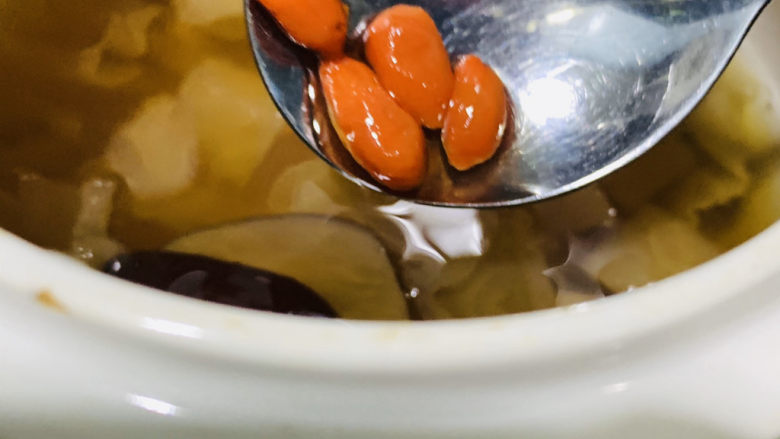 苹果银耳红枣汤,吃的时候加入泡开的枸杞,枸杞不要加进去煮,煮太久会有酸味;