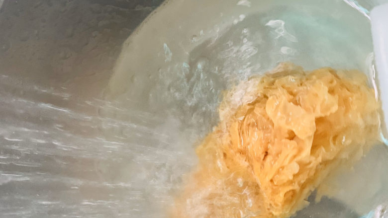 苹果银耳红枣汤,用水冲洗干净;