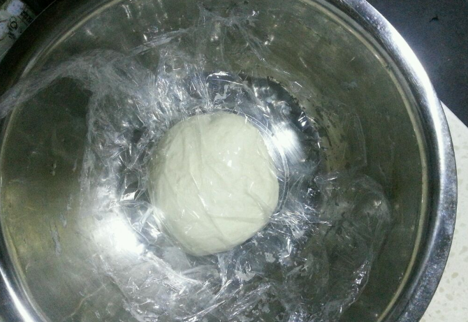 鸡蛋灌饼,盖上保鲜膜静置10分钟;