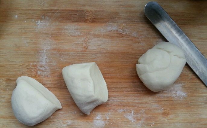 鸡蛋灌饼,分三份,取一份做饼;