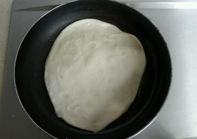 鸡蛋灌饼,平底锅放油,小火,微热后,放饼;