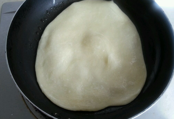 鸡蛋灌饼,底面呈微透,翻面,可以看到中间鼓起来了;