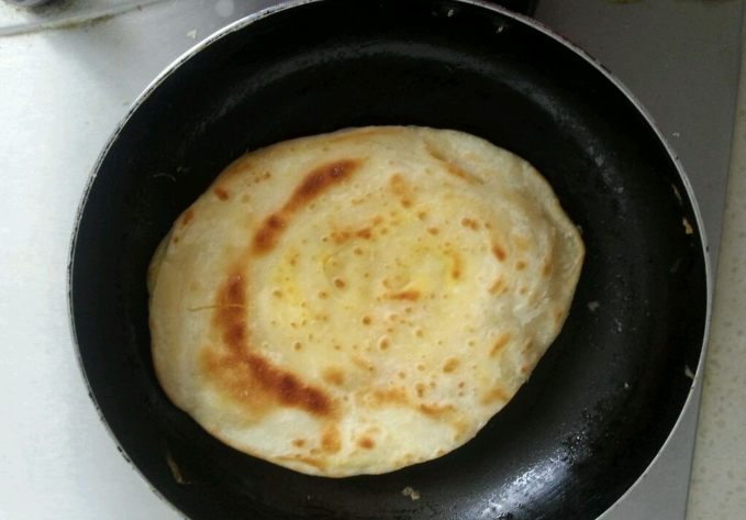 鸡蛋灌饼,然后就是两面煎透,因为鸡蛋吸油,如果此时觉得太干了,可以少加一点点油润润锅,这样煎出来的饼就不会糊,也不会干。可以用筷子挑开看看里面的鸡蛋,如果鸡蛋都凝固,就可以出锅了;