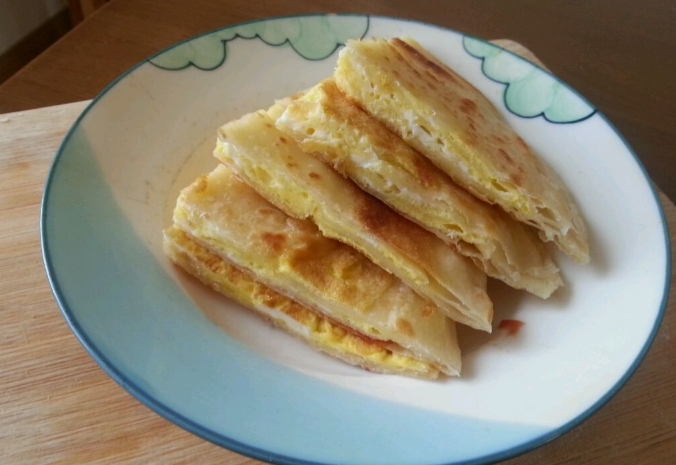 鸡蛋灌饼,好了,出锅,切开,盛盘,开吃。根据喜好,可以加番茄酱,味道更好。