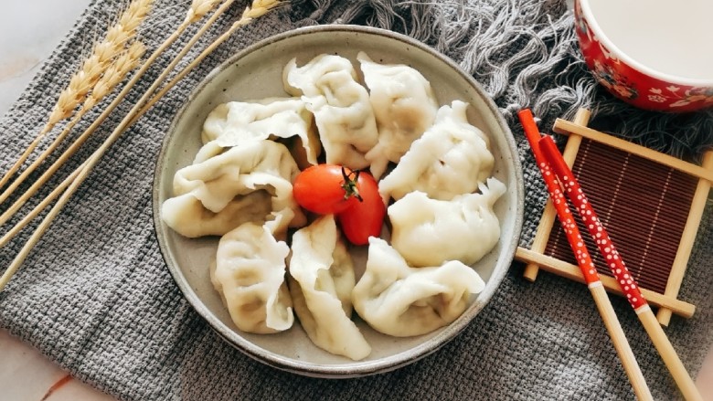 韭菜猪肉馅水饺,装盘即可食用  