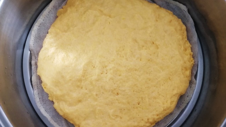 玉米面发糕,分成两份,分别铺在上下两个笼屉上。