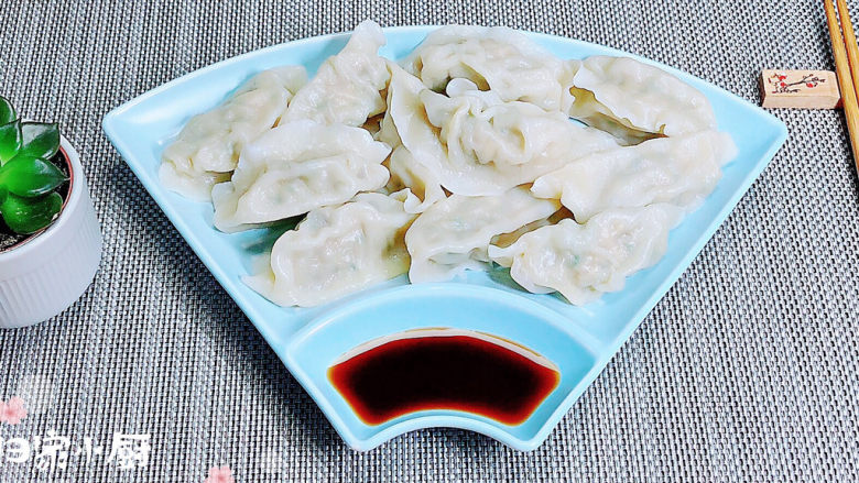 韭菜猪肉馅水饺,鲜香的饺子上桌了,配上饺子醋吃起来!