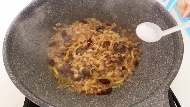 酸菜炖羊肉,加入味素,翻炒均匀即可
