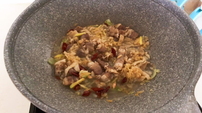 酸菜炖羊肉,加入酸菜,烧开后炖15分钟