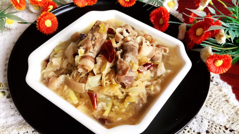 酸菜炖羊肉,酸菜炖羊肉味道鲜美,酸爽无比~