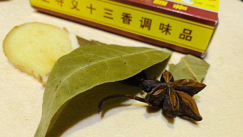 田螺鸭脚煲,香料准备,待用;