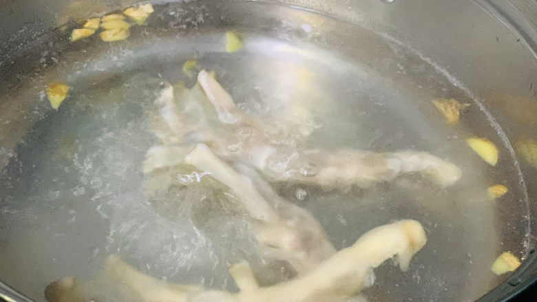 田螺鸭脚煲,把鸭脚放进去焯水;