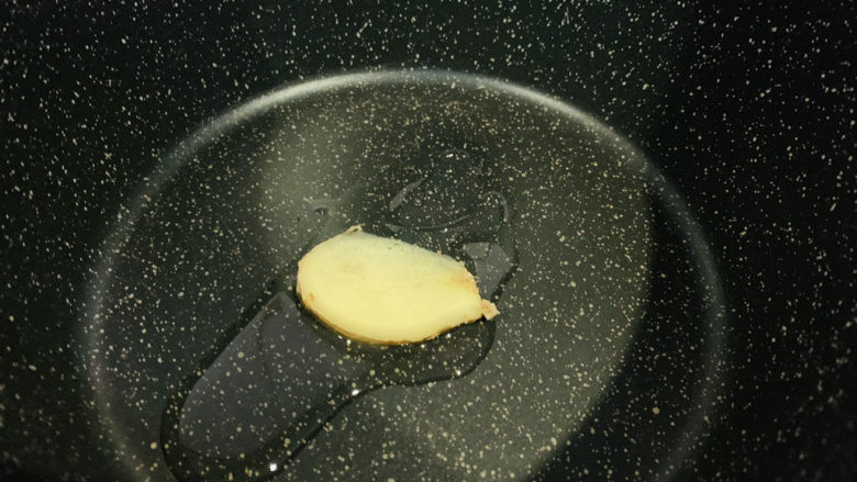 田螺鸭脚煲,加一片生姜,大火炒香;