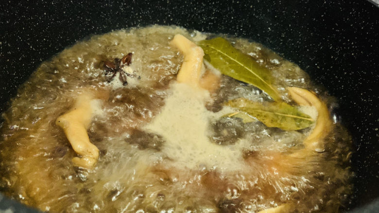 田螺鸭脚煲,搅拌均匀调料,大火煮沸;