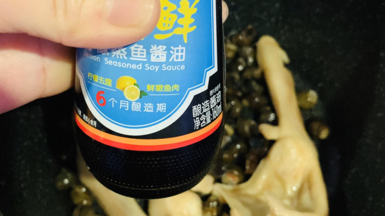 田螺鸭脚煲,加<a style='color:red;display:inline-block;' href='/shicai/ 692'>酱油</a>1勺;