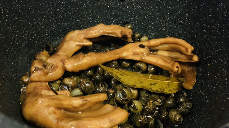 田螺鸭脚煲,中间翻锅搅拌,水快干的时候要经常搅拌,避免糊锅,可以留汁,我是直接收汁了;
