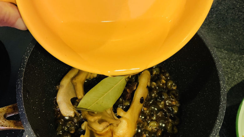 田螺鸭脚煲,加清水;