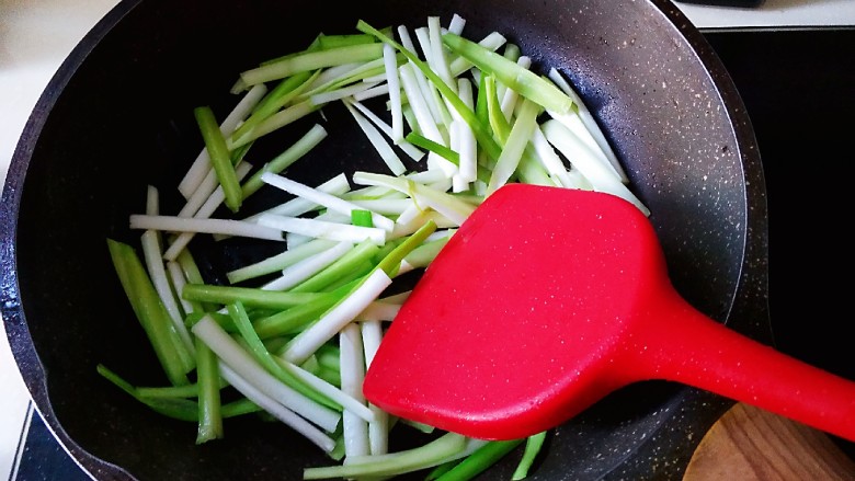 韭黄炒肉丝,再另起锅,倒入油,加入韭黄小炒一会。