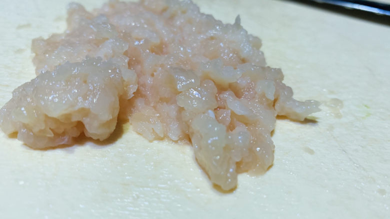 田螺塞肉,<a style='color:red;display:inline-block;' href='/shicai/ 101'>鸡胸肉</a>,洗净,剁碎;