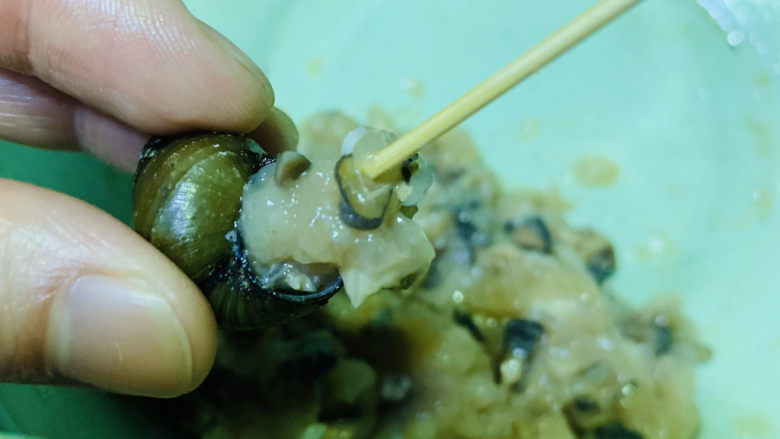 田螺塞肉,然后把调好的螺肉塞入空螺壳中;