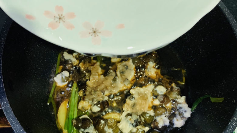 田螺塞肉,加清水;