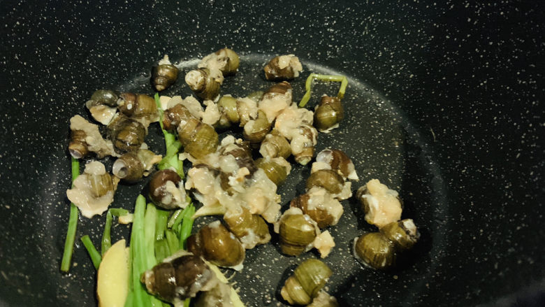 田螺塞肉,倒入塞好肉的田螺;