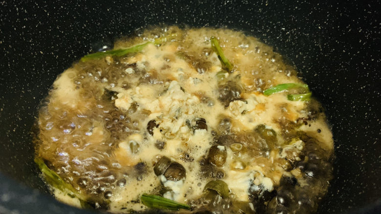 田螺塞肉,大火煮开,加盖煮5分钟;