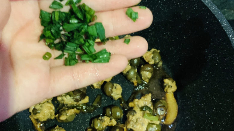 田螺塞肉,加葱粒,转动锅,均匀料汁,就可以出锅了;