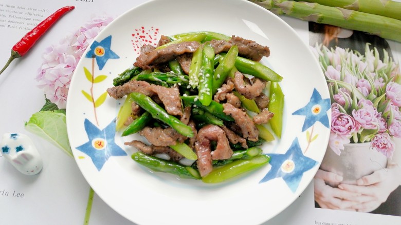 芦笋炒牛肉,拍上成品图,一道美味又营养的芦笋炒牛肉就完成了。