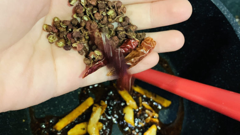 麻辣田螺,加花椒和辣椒;