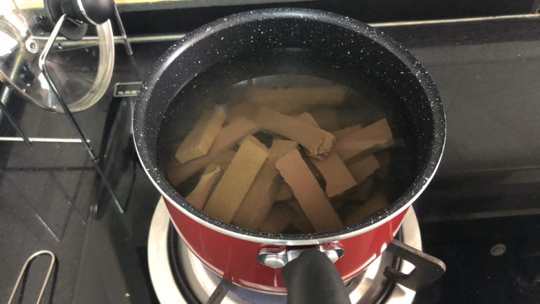 韭菜炒鸭血➕落红不是无情物,坐锅烧水,水开,下鸭血