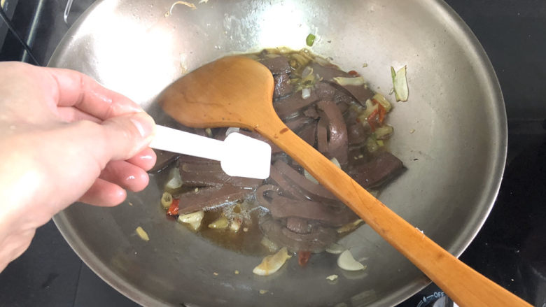 韭菜炒鸭血➕落红不是无情物,两汤匙热水,少许食盐