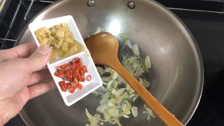 韭菜炒鸭血➕落红不是无情物,加入泡椒干辣椒,小火煸香