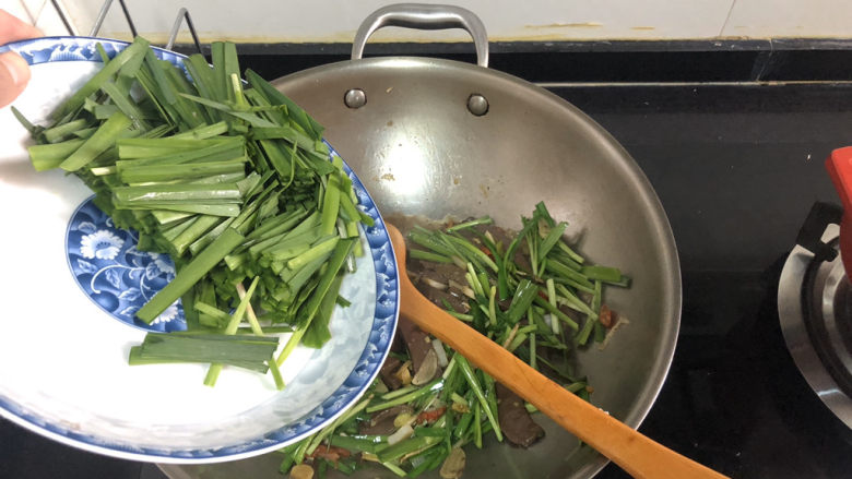 韭菜炒鸭血➕落红不是无情物,加入韭菜叶,大火翻炒均匀,韭菜要大火快炒,小伙伴们一定要注意火候