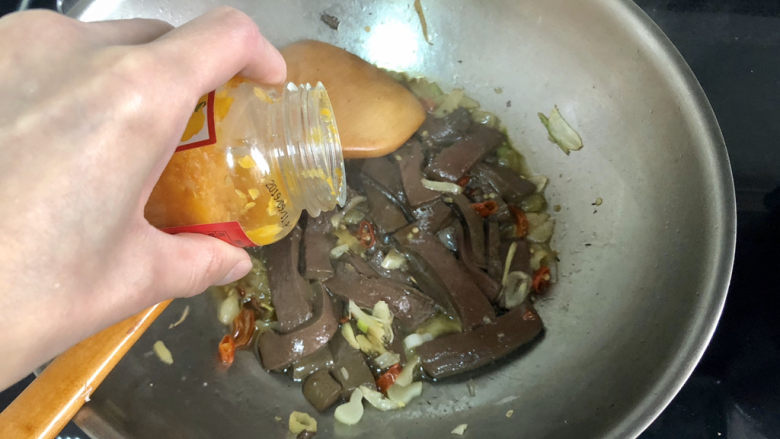韭菜炒鸭血➕落红不是无情物,一茶匙黄灯笼辣椒酱,这个比较辣,怕辣的小伙伴可以省略不要放